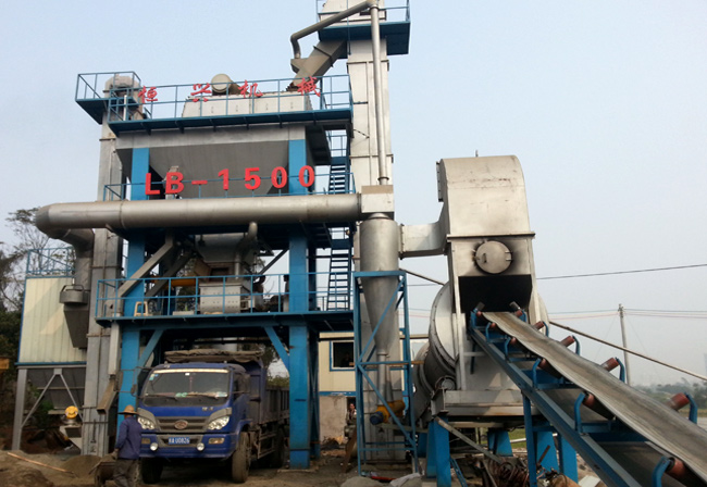 海南LB-1500瀝青(qīng)混凝土攪拌站設(she)備現場