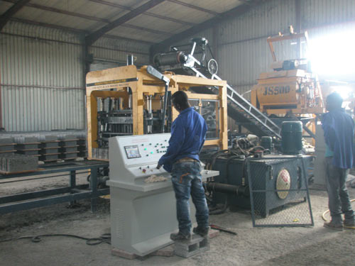 混凝(níng)土砌塊成型機要(yào)經常檢查哪些部(bu)位确保磚機正常(chang)使用