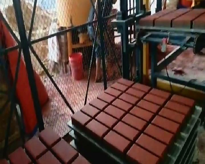 透水(shui)磚生産線(xiàn)- 恒興透水(shuǐ)磚機視頻(pín)