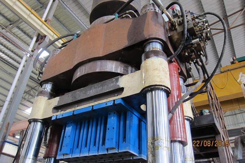 精益求精(jing)-恒興1100噸靜壓磚(zhuān)機試機成功！