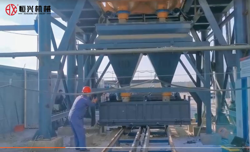 自保溫發(fa)泡磚生産線(xian)雙工位澆注(zhù)新疆客戶現(xiàn)場